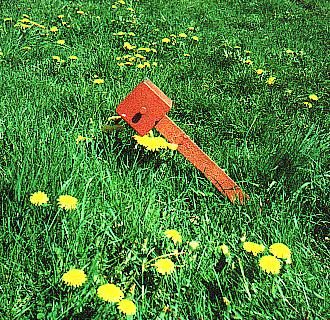 Feldbahn-Weichenhebel im Gras